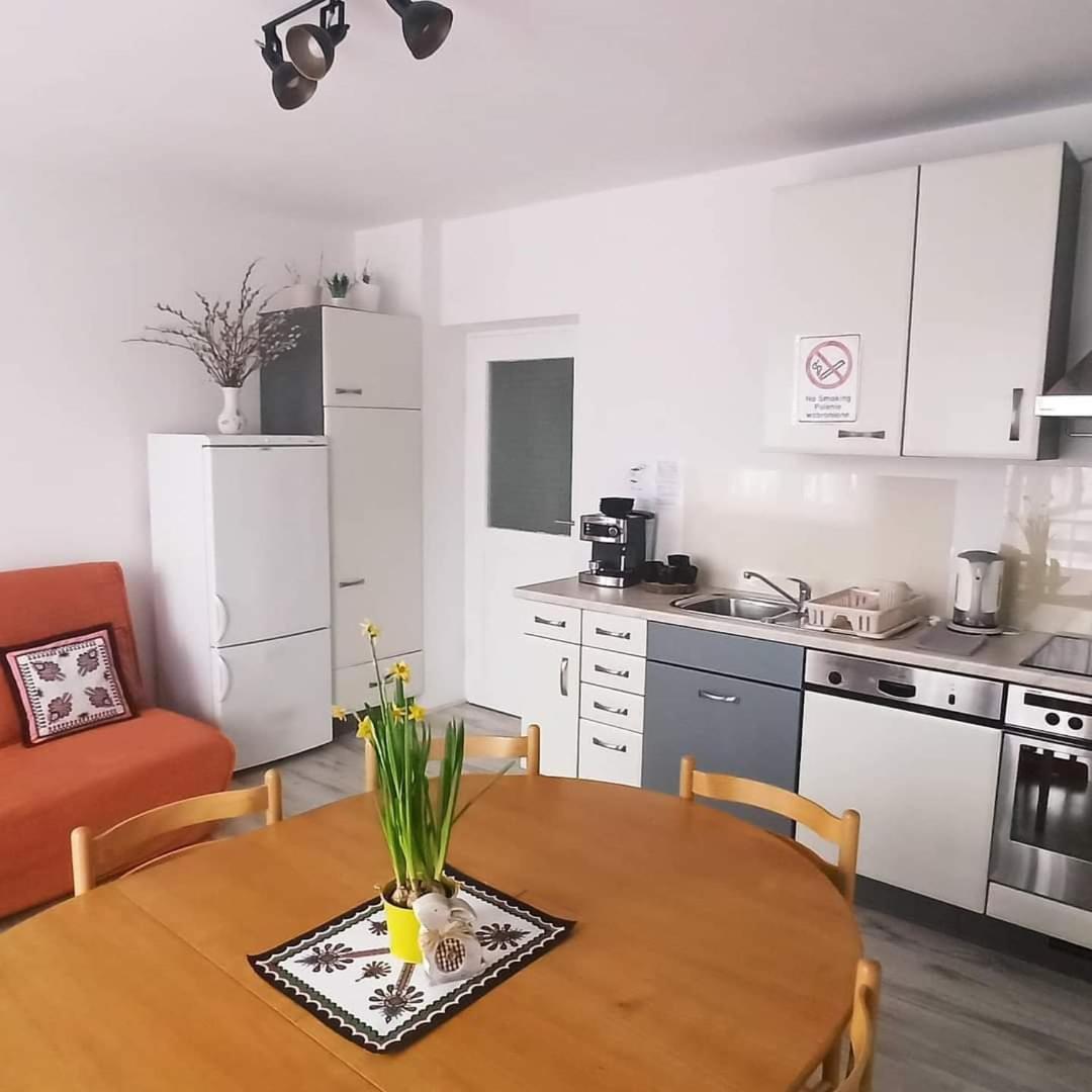 Kwatera U Somsiada -Apartament 穆希纳 外观 照片